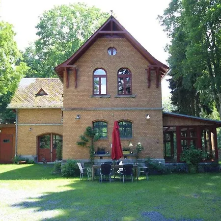 Vakantiehuis Rose Red, Coach House By The Pond Hundsdorf