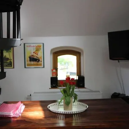 Rose Red, Coach House By The Pond בית נופש