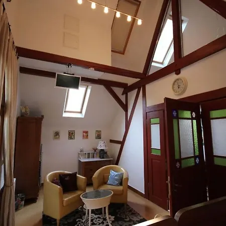 Rose Red, Coach House By The Pond Hundsdorf