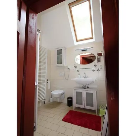 Vakantiehuis Rose Red, Coach House By The Pond Hundsdorf