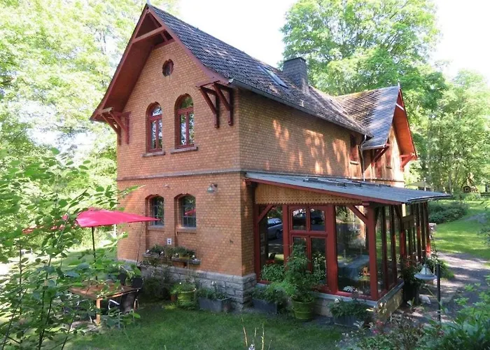 Rose Red, Coach House By The Pond Ferienhaus *