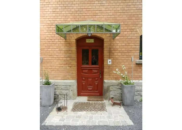 Rose Red, Coach House By The Pond *