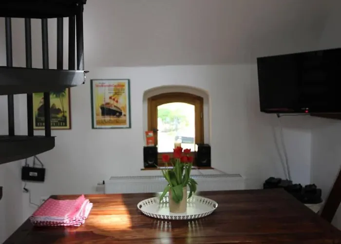 Rose Red, Coach House By The Pond בית נופש