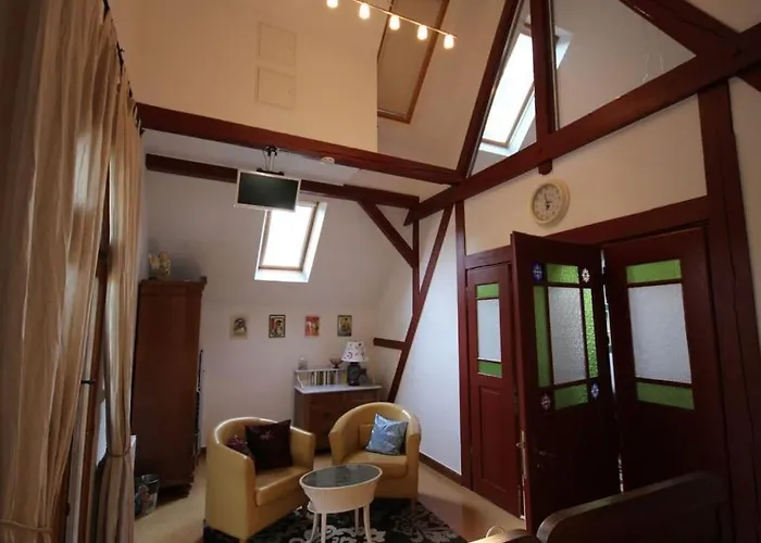 Rose Red, Coach House By The Pond Hundsdorf